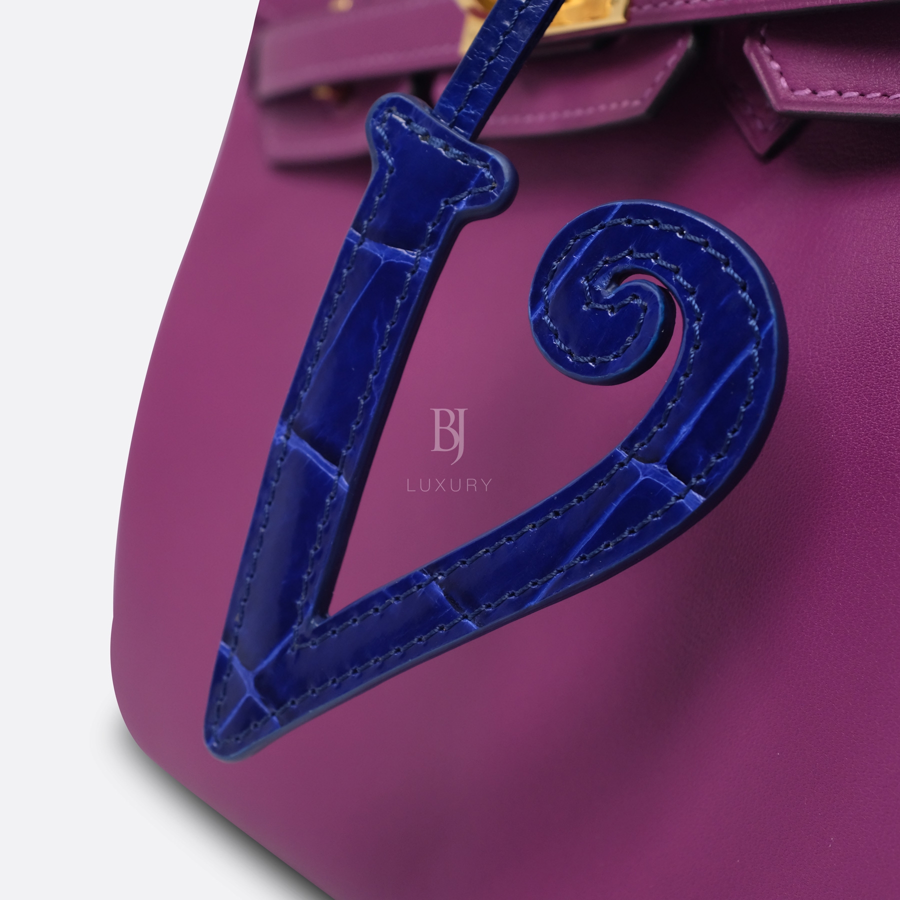 BJL ALPHABET V 9CM(H) X 6.5CM(W) ELECTRIC BLUE NILO CROCODILE