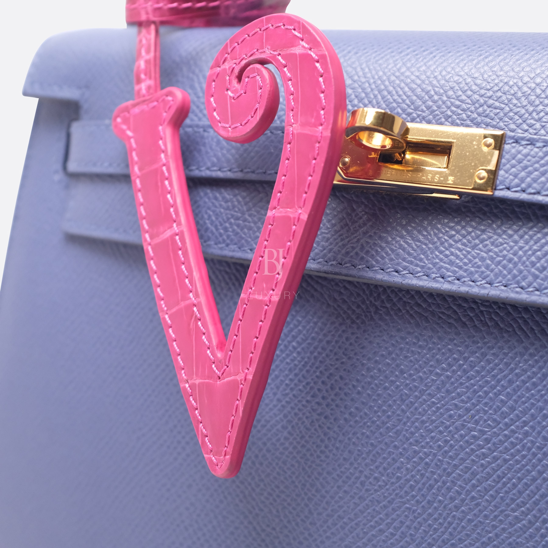 BJL ALPHABET V 9CM(H) X 6.5CM(W) FUSCHIA NILO CROCODILE