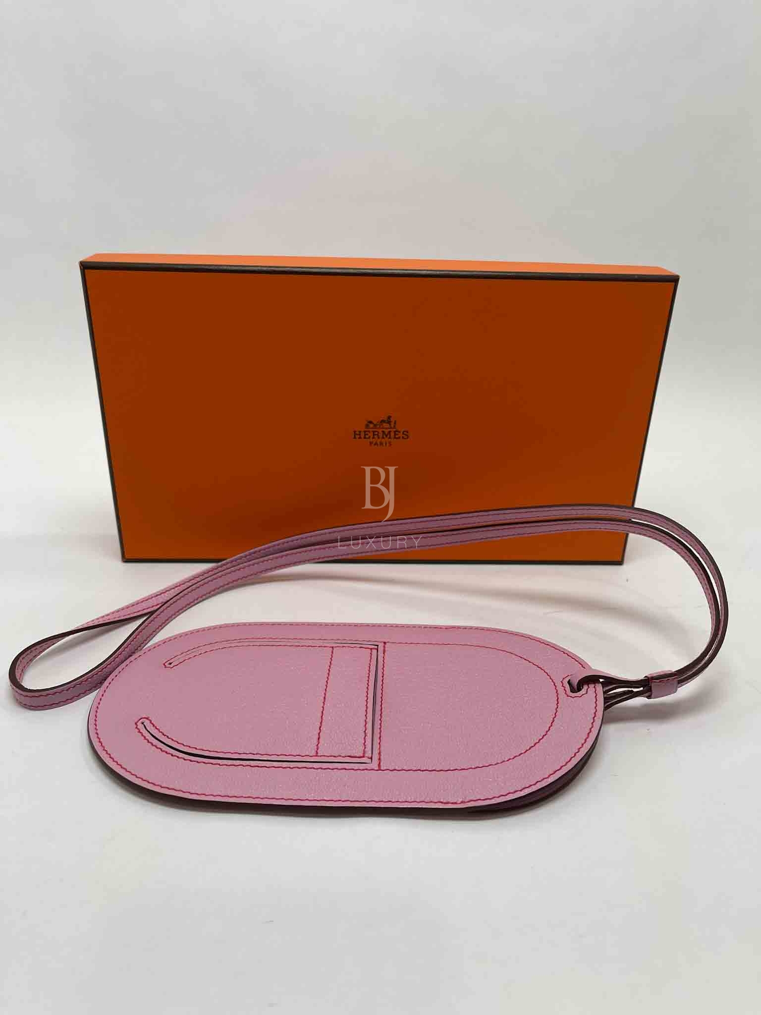 HERMES-TELEPHONEINTHELOOPTOGOCOVER-PM-MAUVESYLVESTRE-CHEVRE-Photo 17-12-22, 10 30 46 AM.jpg
