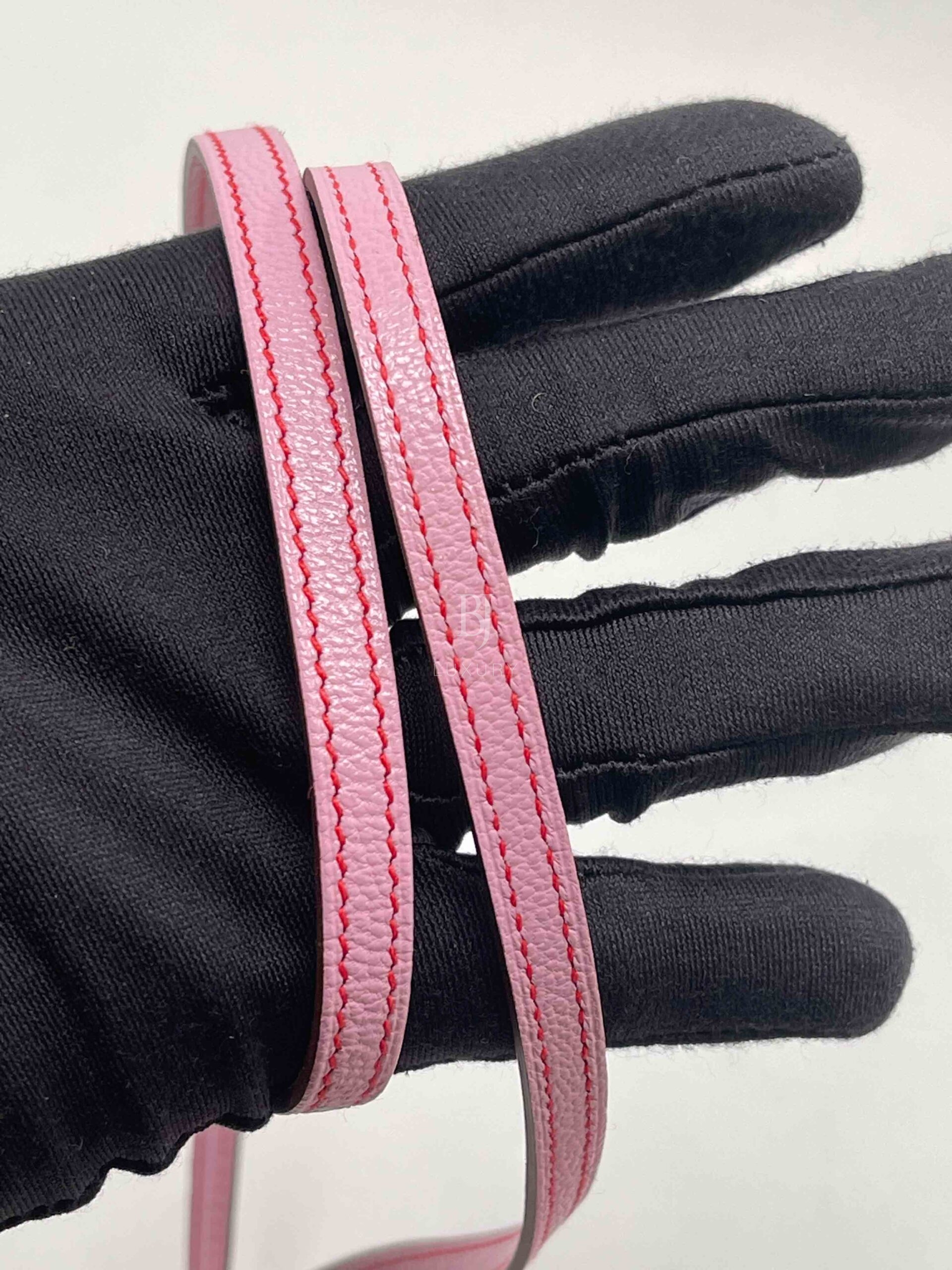 HERMES-TELEPHONEINTHELOOPTOGOCOVER-PM-MAUVESYLVESTRE-CHEVRE-Photo 17-12-22, 10 35 31 AM.jpg
