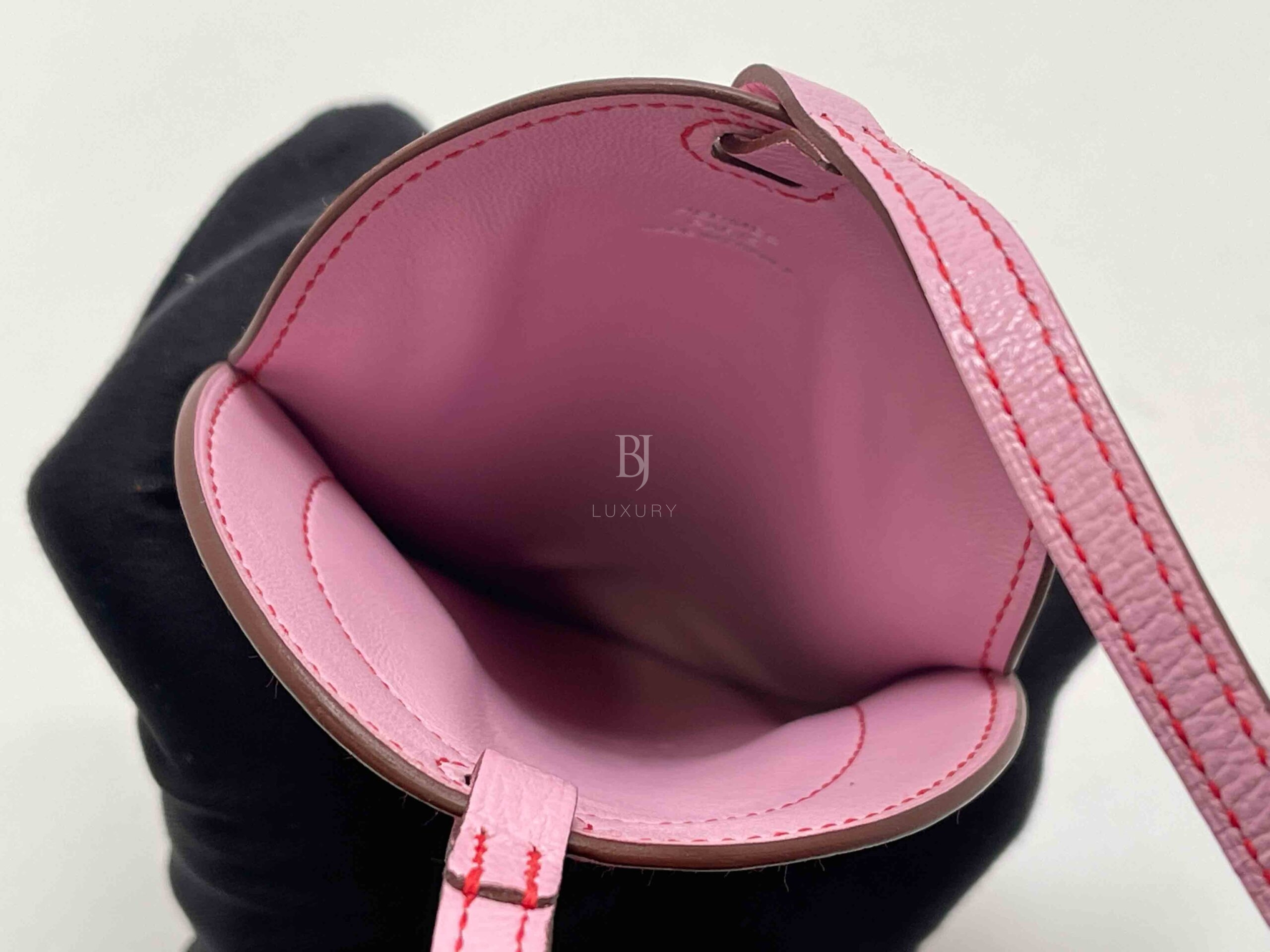 HERMES-TELEPHONEINTHELOOPTOGOCOVER-PM-MAUVESYLVESTRE-CHEVRE-Photo 17-12-22, 10 39 34 AM.jpg