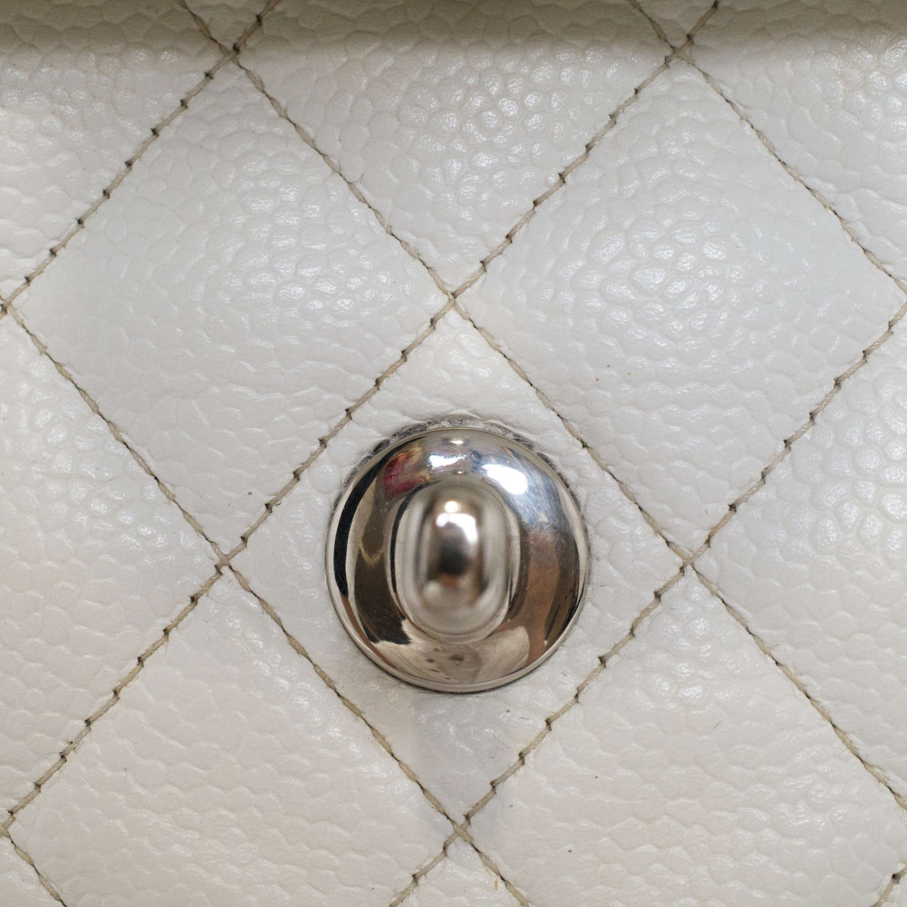 CHANEL-CLASSICHANDBAG-MEDIUM-WHITE-CAVIAR-4608 clasp.jpg