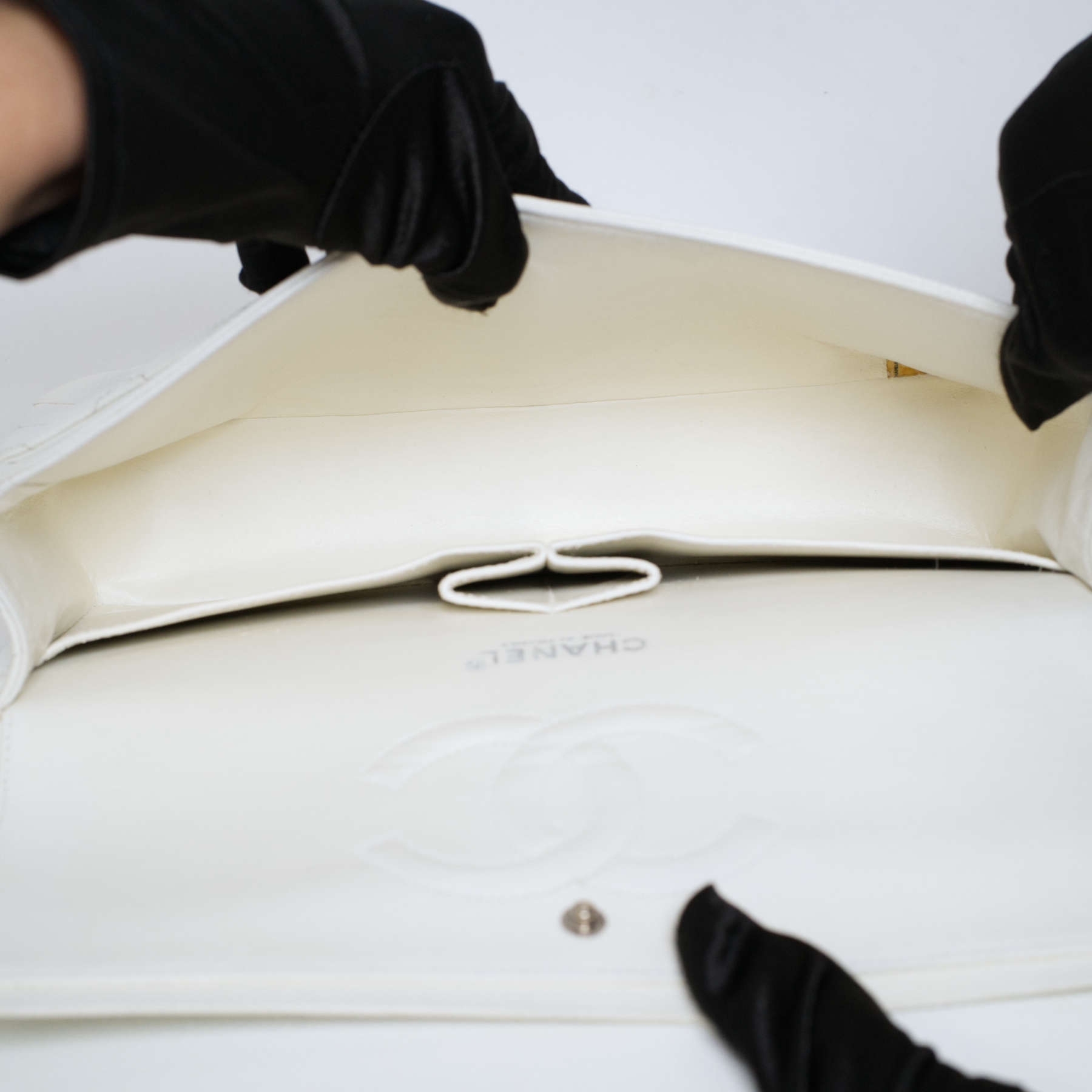CHANEL-CLASSICHANDBAG-MEDIUM-WHITE-CAVIAR-4608 interior.jpg