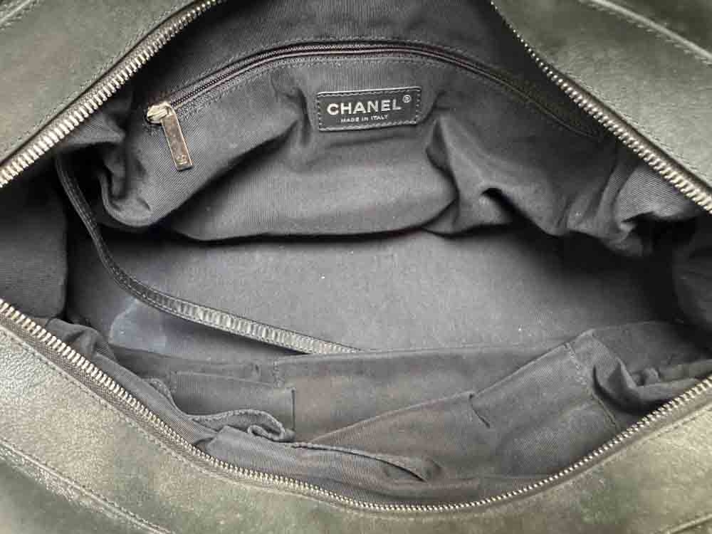 CHANEL-BOWLINGBAG-BLACK-IRIDESCENTCALFSKIN-IMG_8149.jpg