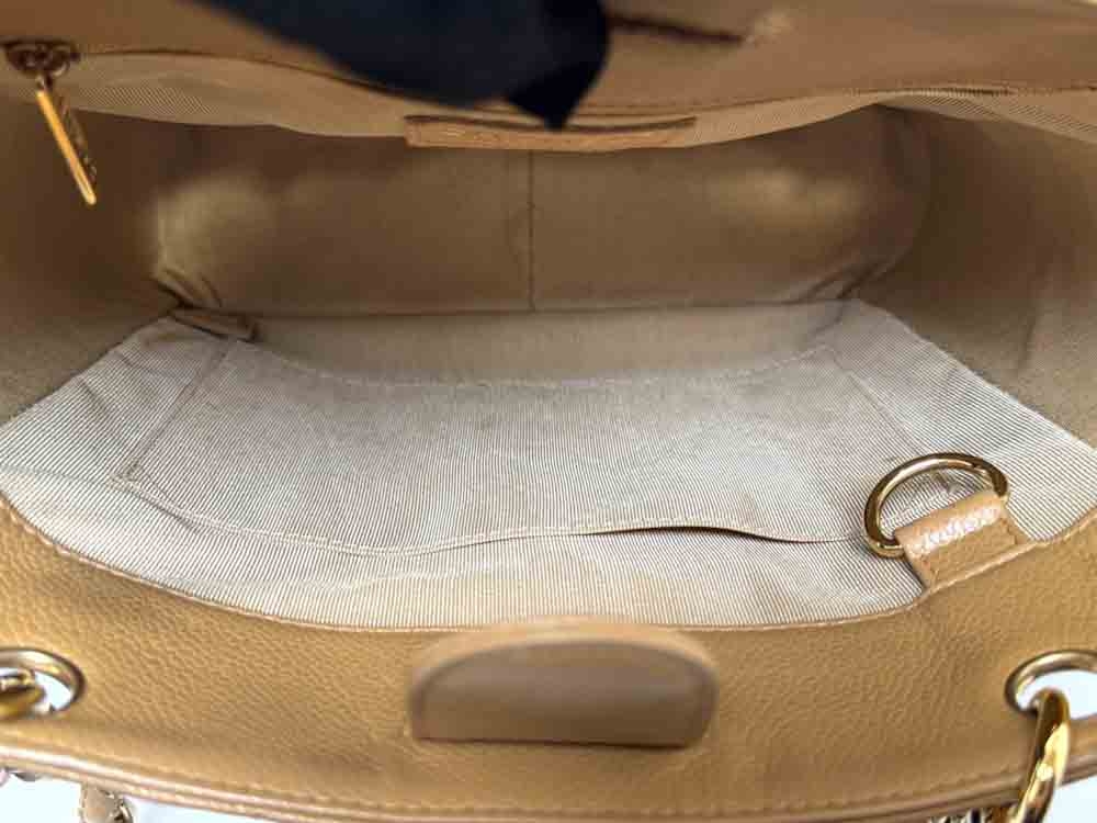 CHANEL-PSTPETITESHOPPINGTOTE-24-BEIGE-CAVIAR-IMG_7463.jpg